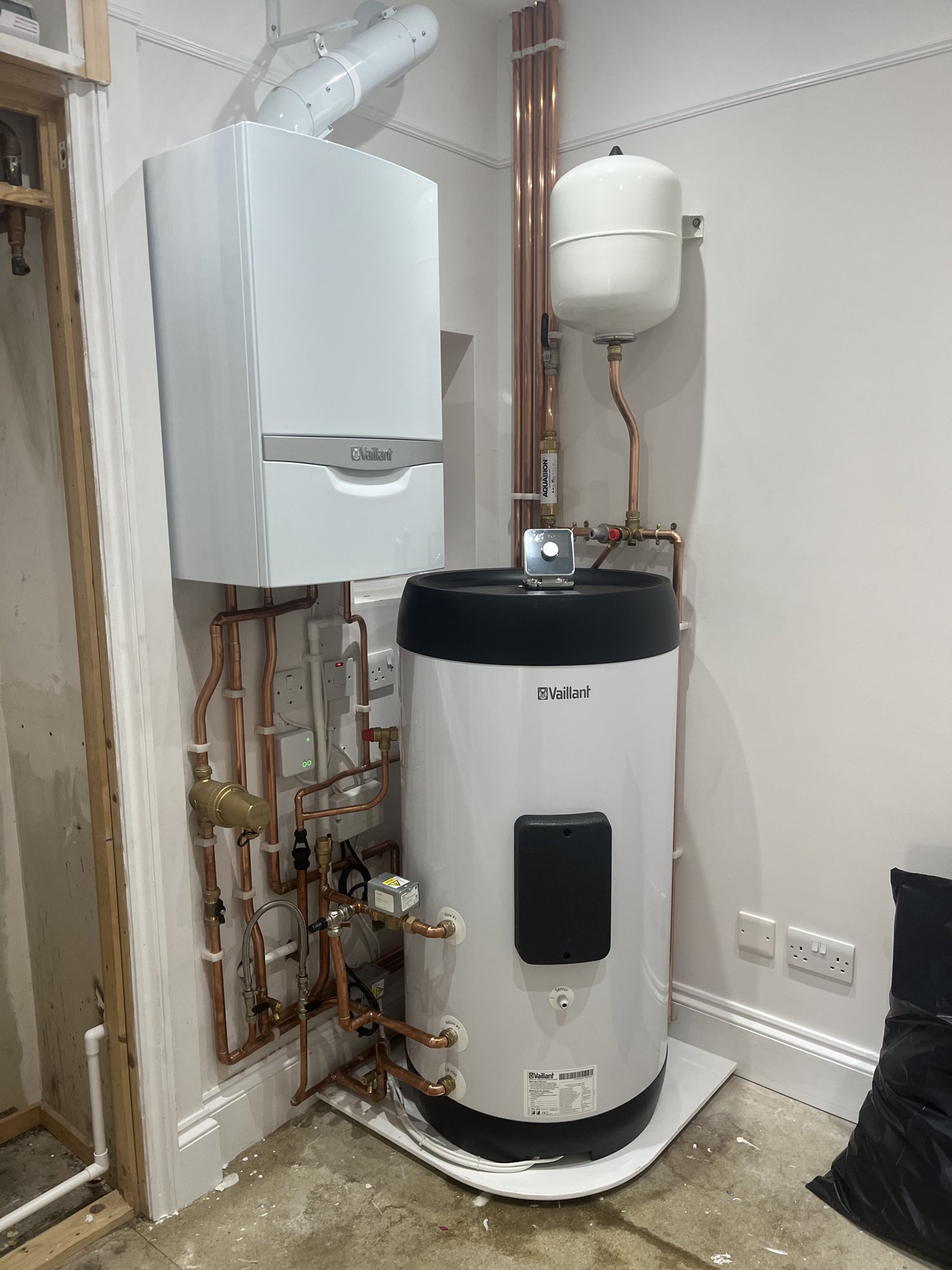 Cylinder pipework and controls